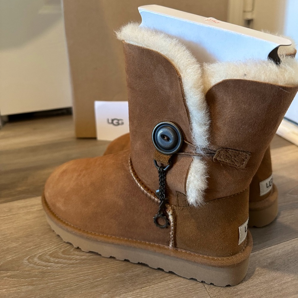 UGG Azalea Charm. Genuine leather, natural wool. Size 6
